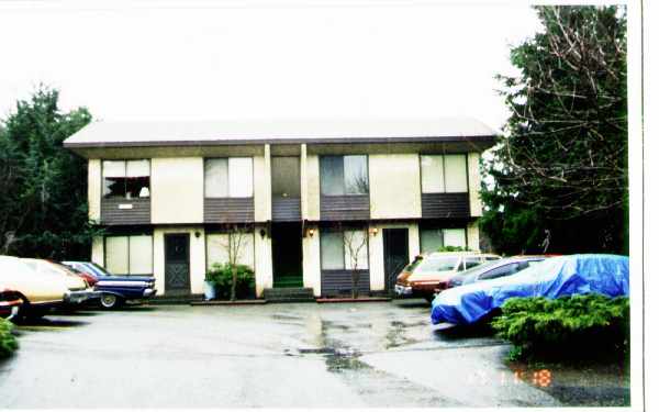 8311 214th Pl SW in Edmonds, WA - Foto de edificio