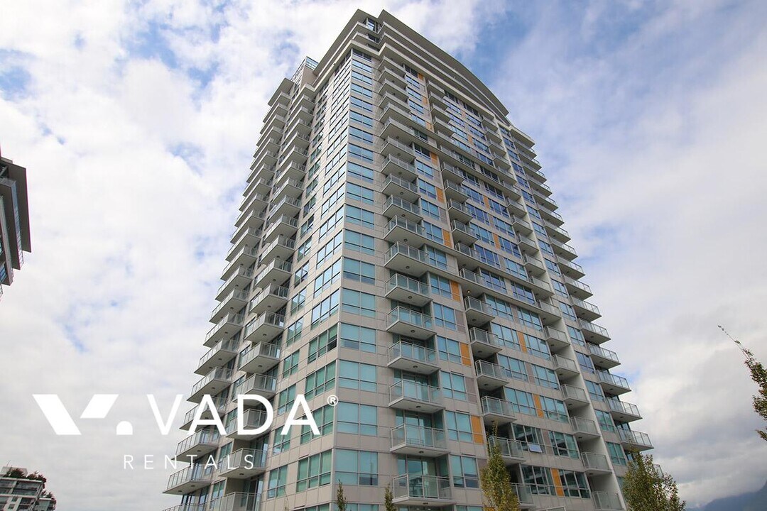 125 E 14th St in North Vancouver, BC - Building Photo