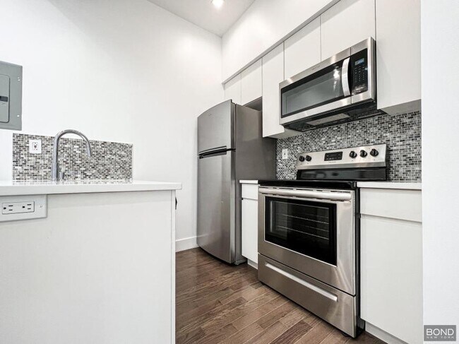 202 Greenpoint Ave in Brooklyn, NY - Building Photo - Building Photo