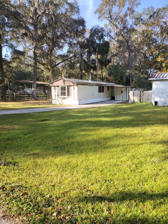 3182 Co Rd 418 in Lake Panasoffkee, FL - Building Photo