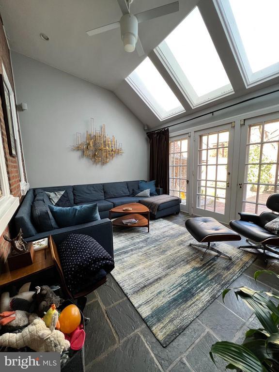 239 Delancey St in Philadelphia, PA - Building Photo - Building Photo