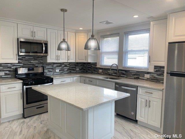 12 Baylis Pl in Syosset, NY - Building Photo - Building Photo