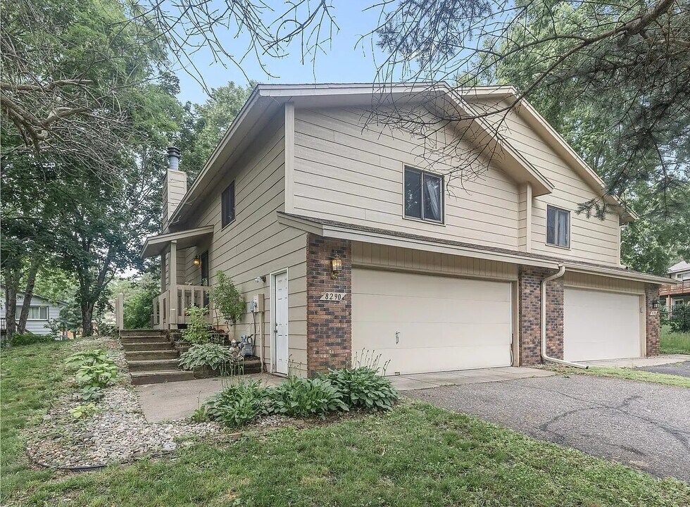 8290 Tamarack Trl in Eden Prairie, MN - Foto de edificio