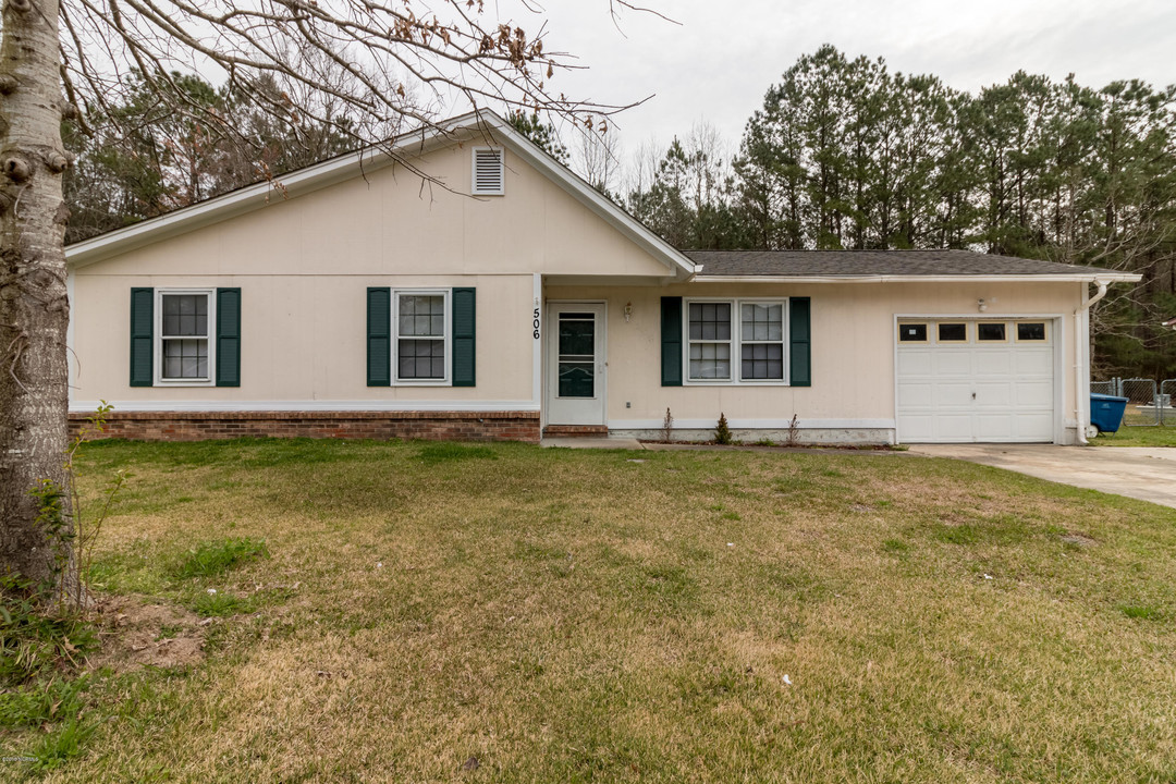 506 Walnut Dr in Jacksonville, NC - Building Photo