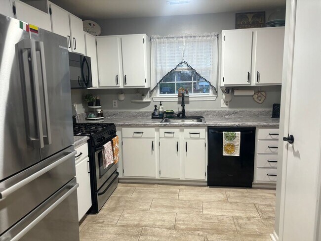 12 Wanda Ct in Mount Holly, NJ - Foto de edificio - Building Photo