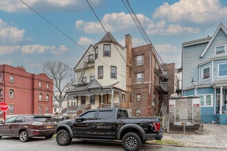 202 Buena Vista Ave in Yonkers, NY - Building Photo - Building Photo