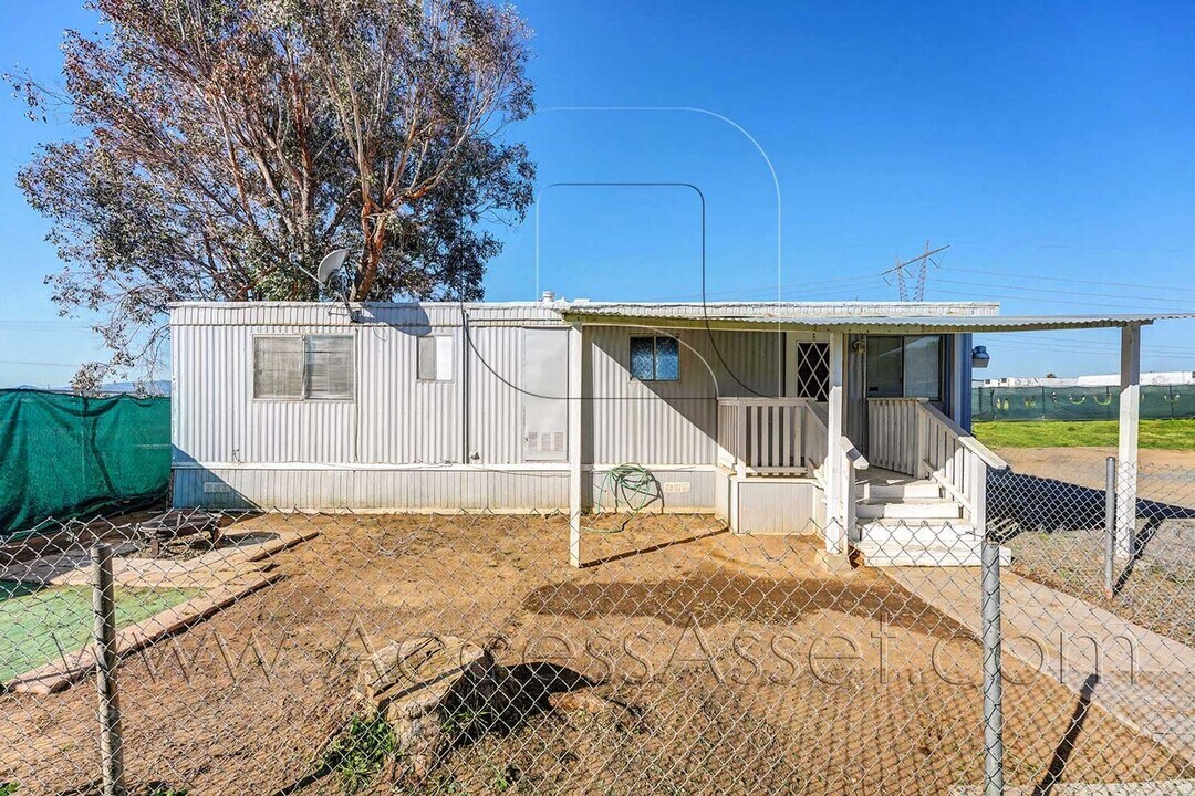 28840 Triple Crown Rd in Romoland, CA - Building Photo