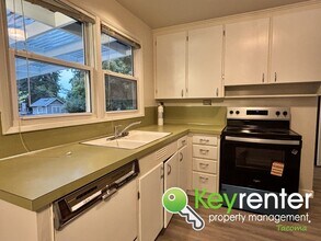 3520 Grandview Dr W in University Place, WA - Foto de edificio - Building Photo