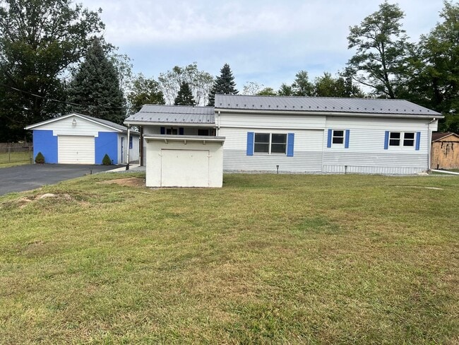 1034 Alexander Spring Rd in Carlisle, PA - Building Photo - Building Photo