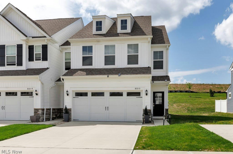 855 Dipper Ln in Aurora, OH - Building Photo