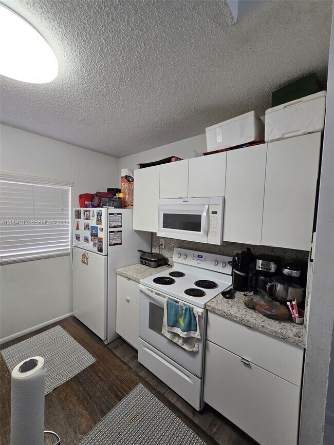 6370 W 27th Ct in Hialeah, FL - Building Photo - Building Photo