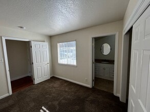 410 W Harter Ave in Visalia, CA - Building Photo - Building Photo