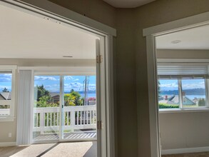 317 11th Ave W in Kirkland, WA - Building Photo - Building Photo