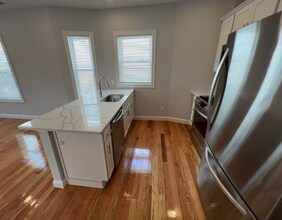 126 Cross St, Unit 5 in Somerville, MA - Foto de edificio - Building Photo