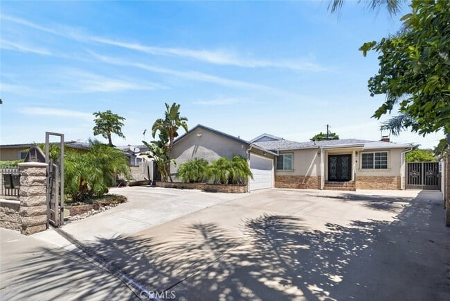 14827 Dearborn St in Los Angeles, CA - Foto de edificio - Building Photo