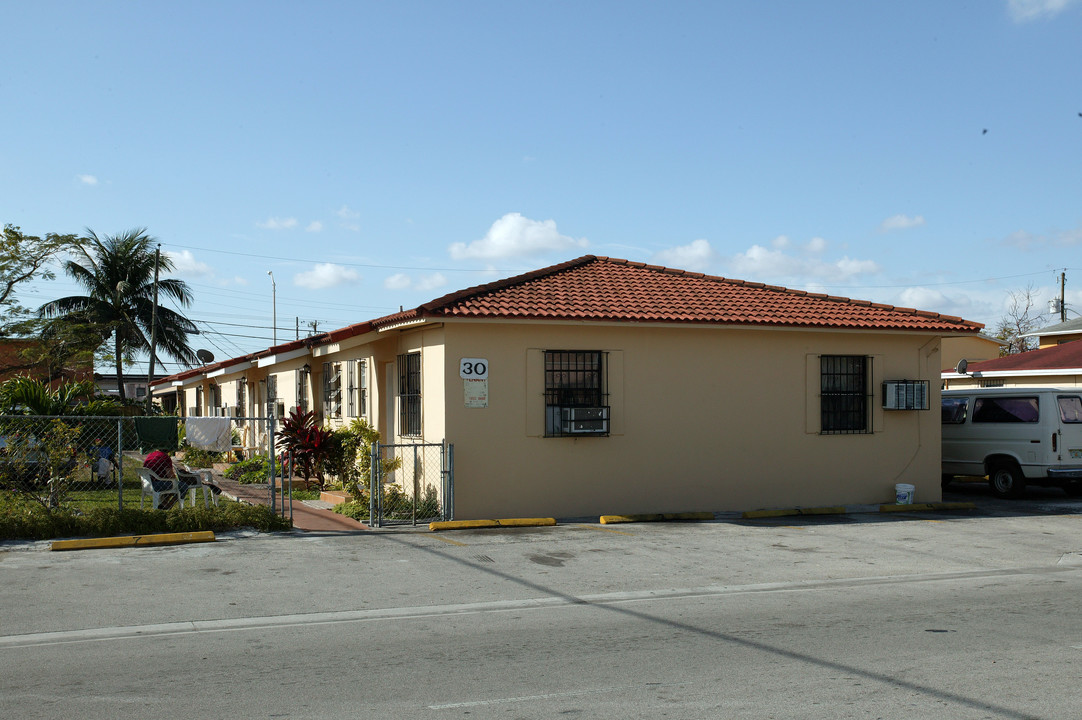 30 W 23rd St in Hialeah, FL - Foto de edificio