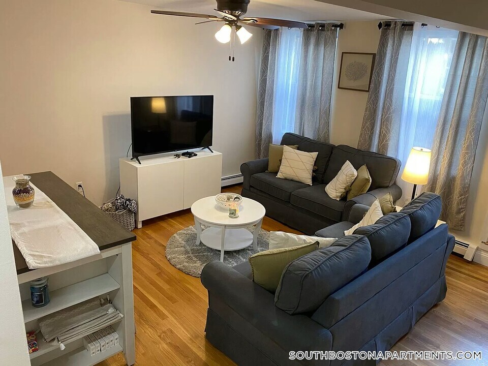 470 E 3rd St in Boston, MA - Building Photo