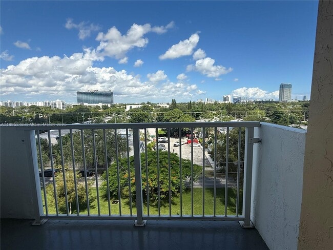 2000 NE 135th St in North Miami, FL - Building Photo - Building Photo