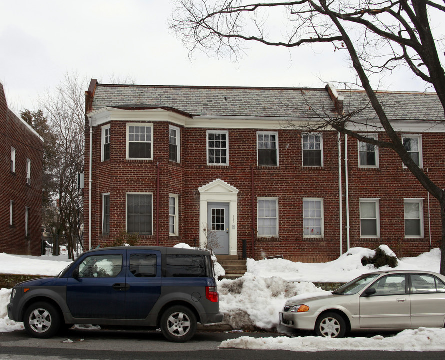 3921 W St NW in Washington, DC - Building Photo