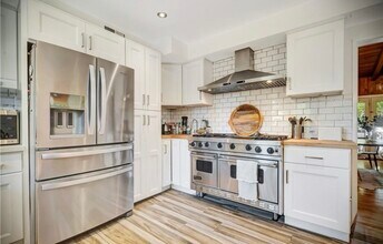6556 Greenbush Ave in Los Angeles, CA - Building Photo - Building Photo