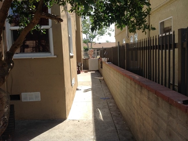 921 Simmons Ave in Los Angeles, CA - Building Photo - Building Photo