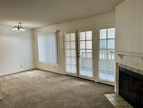 5655 Riley St in San Diego, CA - Foto de edificio - Building Photo