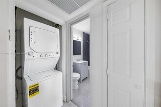 1050 NE 129th St-Unit -2 in North Miami, FL - Building Photo - Building Photo