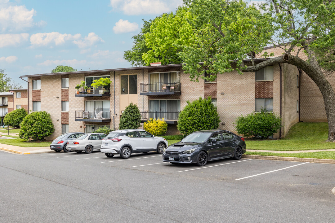 Annandale Gardens Condominium in Annandale, VA - Foto de edificio