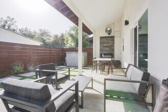 23113 Erwin St in Los Angeles, CA - Foto de edificio - Building Photo