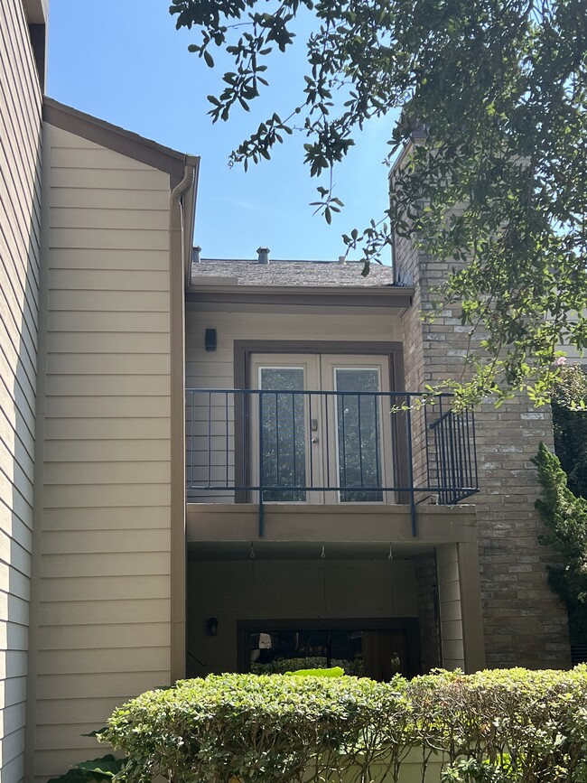 property at 7102 N Holiday Dr