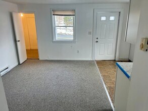 51 Windham Ave, Unit 2 in Colchester, CT - Foto de edificio - Building Photo