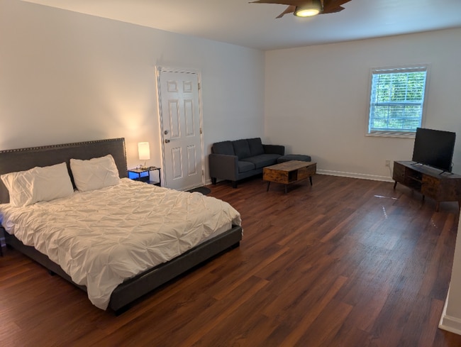 5700 Miles Rd in Atlanta, GA - Foto de edificio - Building Photo