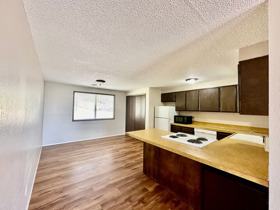 1843 Dawn Ct in Klamath Falls, OR - Foto de edificio