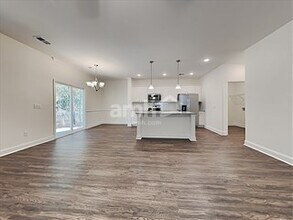 611 E Lionel Rd in Moncks Corner, SC - Foto de edificio - Building Photo