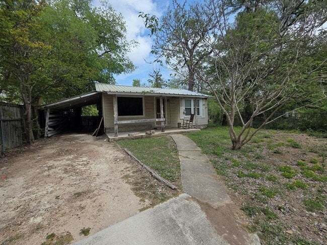 property at 3414 Riverside Dr