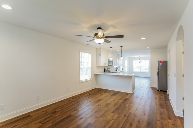 658 19th Ave W in Springfield, TN - Foto de edificio - Building Photo