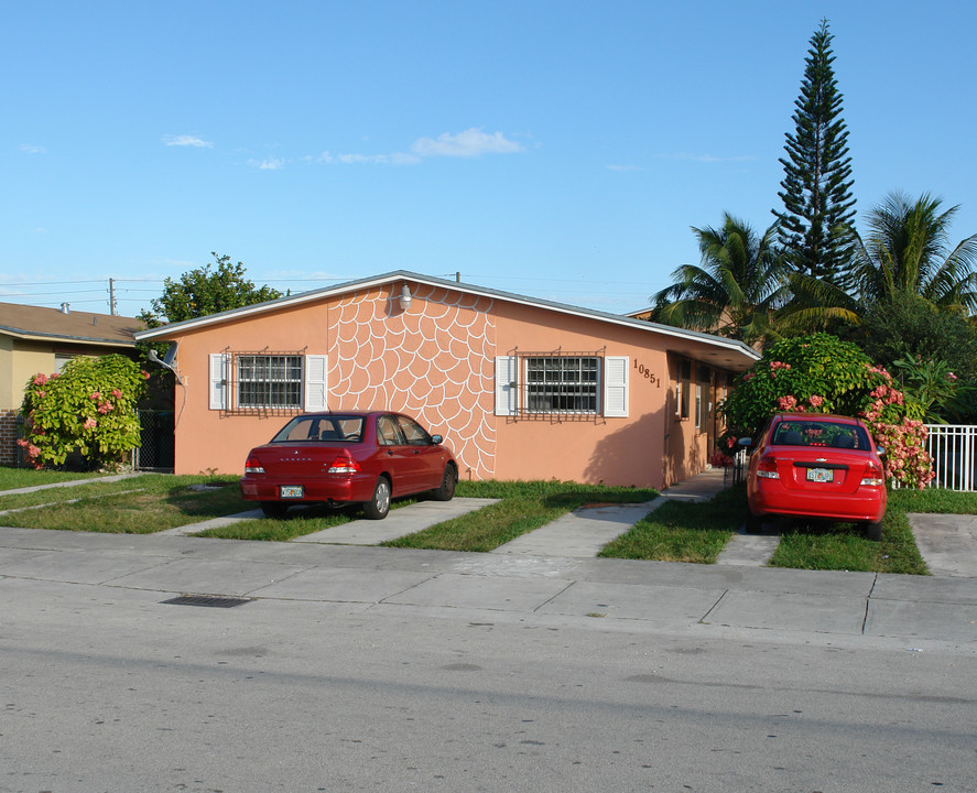 10851 SW 7th St in Miami, FL - Foto de edificio