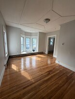 804 E Main St in Warren, MA - Building Photo
