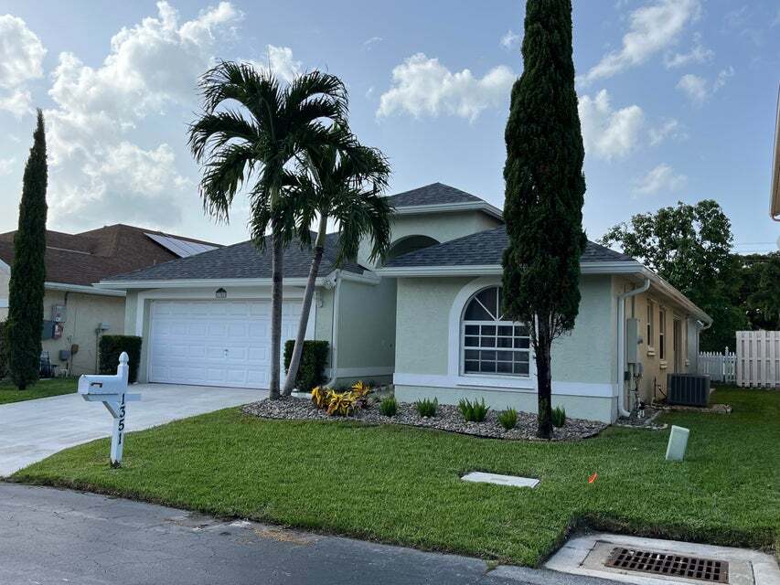 1351 Fairfax Cir E in Boynton Beach, FL - Building Photo