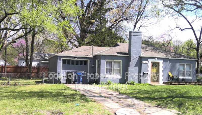 2146 Rhode Island St in Lawrence, KS - Building Photo