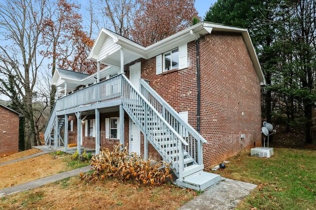 1502 Oakshire Ct in Winston-Salem, NC - Building Photo - Building Photo