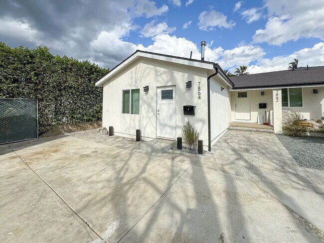 7864 Clearfield Ave in Los Angeles, CA - Foto de edificio - Building Photo