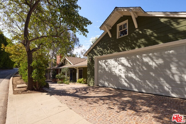 property at 621 N Saltair Ave