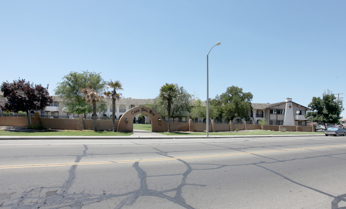 Casa Del Rio in Hanford, CA - Building Photo