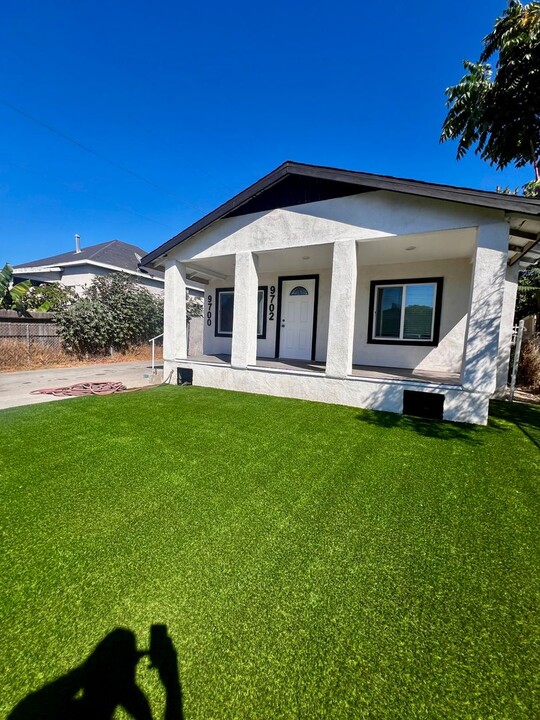 9702 Pace Ave in Los Angeles, CA - Building Photo