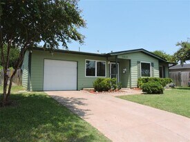 11927 Hoblitzelle Dr in Dallas, TX - Building Photo