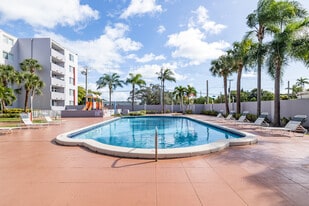Suncoast Place Apartments in North Miami Beach, FL - Building Photo
