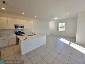 2420 NW 131st Cir in Westview, FL - Foto de edificio - Building Photo