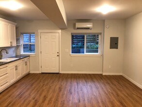 1511 SW Dolph Ct in Portland, OR - Building Photo - Building Photo