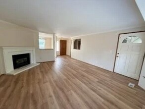 9757 Spinnaker Blvd NW in Silverdale, WA - Building Photo - Building Photo